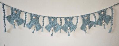 Macramé décoration murale vue complète coloris bleu forme Guirlande -fifiecreation.com