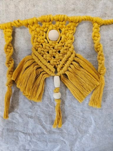 Macramé décoration murale vue détail coloris jaune forme Guirlande -fifiecreation.com