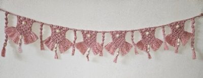 Macramé décoration murale vue complète coloris rose forme Guirlande -fifiecreation.com