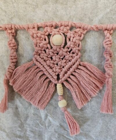 Macramé décoration murale vue détail coloris rose forme Guirlande -fifiecreation.com