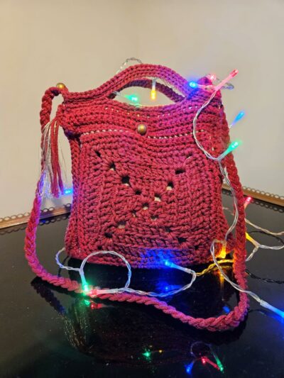 sac en crochet fait main style pochette -vue devant -modèle Madeleine uni rouge -fifiecreation.com