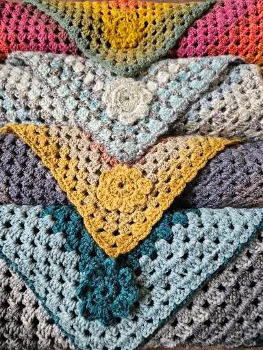 Echarpe ou petit châle triangle au crochet en laine pour femme modèle Léonie -fifiecreation.com