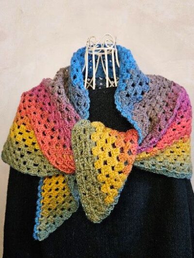 Echarpe ou petit châle triangle au crochet en laine pour femme présentée sur mannequin vue de face coloris arc en ciel modèle Léonie -fifiecreation.com