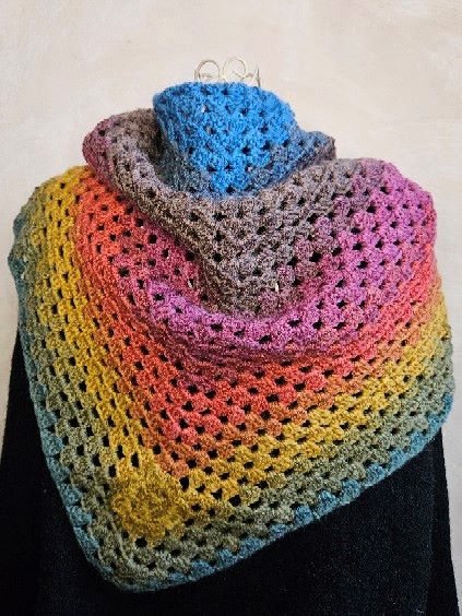 Echarpe ou petit châle triangle au crochet en laine pour femme présentée sur mannequin vue de dos coloris arc en ciel modèle Léonie -fifiecreation.com