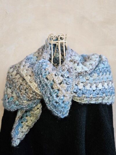 Echarpe ou petit châle triangle au crochet en laine pour femme présentée sur mannequin vue de face coloris bleu blanc modèle Léonie -fifiecreation.com