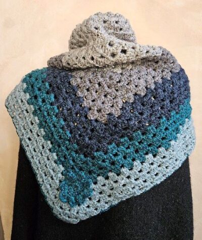 Echarpe ou petit châle triangle au crochet en laine pour femme présentée sur mannequin vue de dos coloris bleu gris modèle Léonie -fifiecreation.com