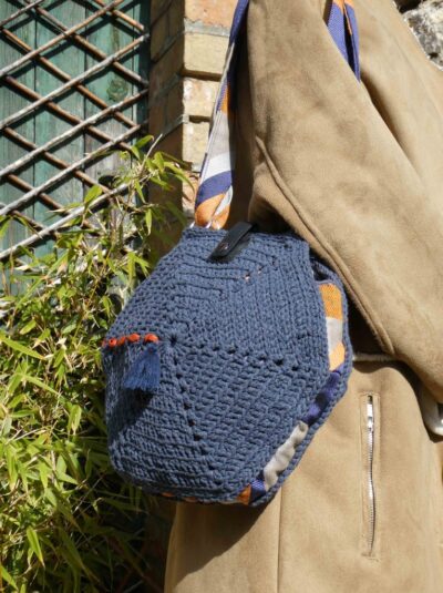 Sac à main original hexagone avec bandoulière porté épaule présenté sur mannequin modèle Jeanne bleu -fifiecreation.com