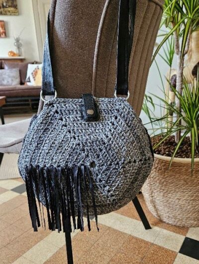 Sac à main original hexagone avec bandoulière porté épaule mis sur une chaise modèle Jeanne gris -fifiecreation.com