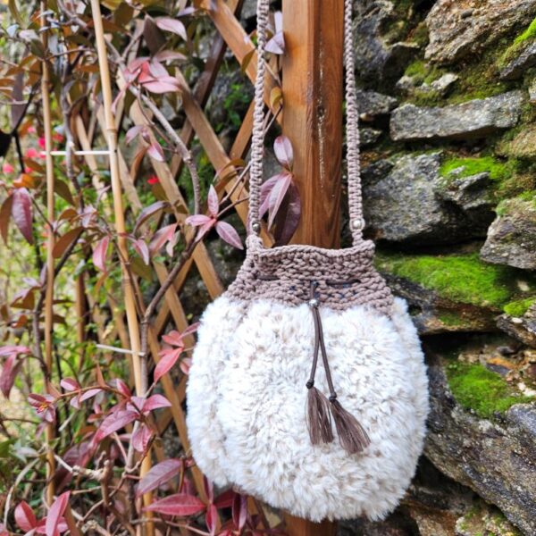 Sac à main bourse à bandoulière -vue de coté -modèle Juliette panaché beige -fifiecreation.com