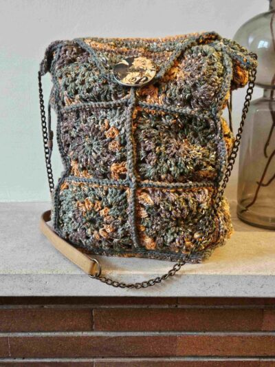 Sac à main seau rectangle à bandoulière vue sur cheminée coloris Kaki modèle Louise -fifiecreation.com
