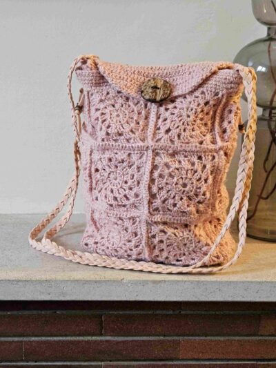 Sac à main seau rectangle à bandoulière vue sur cheminée coloris rose modèle Louise -fifiecreation.com