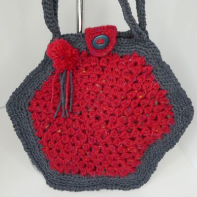 sac hexagonal au crochet modèle Marthe rouge vue devant.